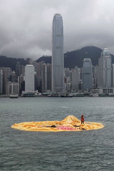 قصة مصورة : أكبر بطة مطاطية بالعالم في هونج كونج