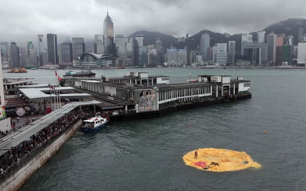 قصة مصورة : أكبر بطة مطاطية بالعالم في هونج كونج