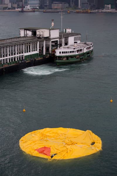 قصة مصورة : أكبر بطة مطاطية بالعالم في هونج كونج