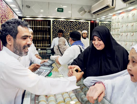 الذهب يهوي إلى 1376 دولاراً .. وإقبالٌ سعودي على السبائك