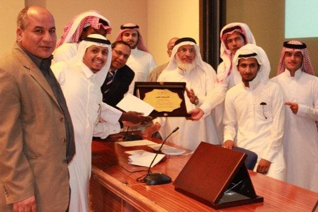 فوز طلاب جامعة الباحة "قسم الكيمياء" بجائزة أفضل ملصق جداري (بوستر) في الملتقى الكيميائي الطلابي الأول