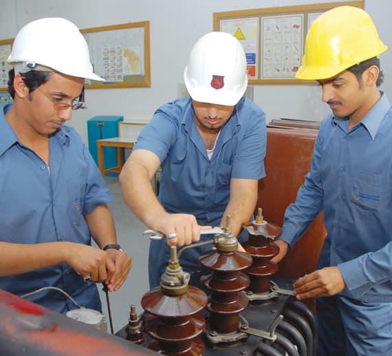 الكهرباء تصل إلى 12485 مدينة وقرية وهجرة و6.8 مليون مشترك بنهاية مارس 2013