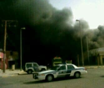 إصابة 3 من رجال الدفاع المدني مع استمرار حريق في سوق "رفحاء" القديم