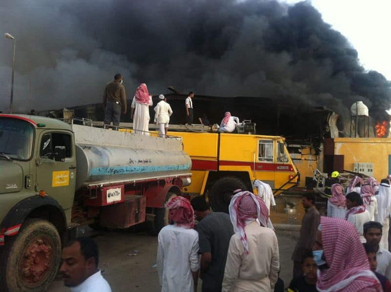إصابة 3 من رجال الدفاع المدني مع استمرار حريق في سوق "رفحاء" القديم