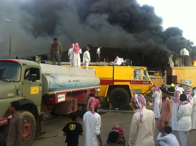 إصابة 3 من رجال الدفاع المدني مع استمرار حريق في سوق "رفحاء" القديم