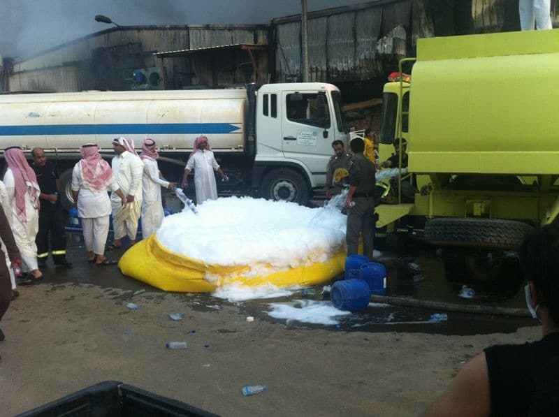 إصابة 3 من رجال الدفاع المدني مع استمرار حريق في سوق "رفحاء" القديم