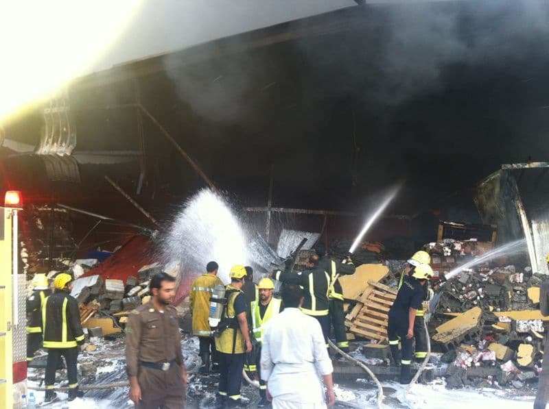 إصابة 3 من رجال الدفاع المدني مع استمرار حريق في سوق "رفحاء" القديم