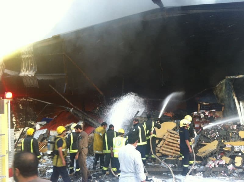 إصابة 3 من رجال الدفاع المدني مع استمرار حريق في سوق "رفحاء" القديم