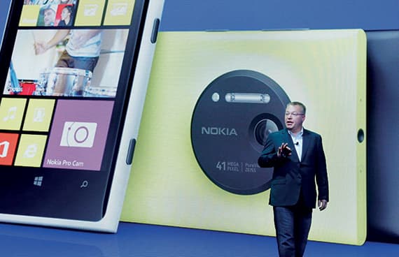 ستيفن آيلوب رئيس «نوكيا» التنفيذي يعرض جهاز شركته الجديد «لوميا 1020»