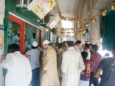 أسر «المدينة» تعيد إحياء مظاهر استقبال رمضان