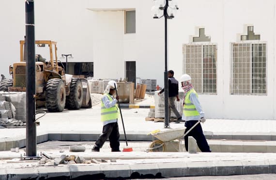 تغريم 9 شركات أجبرت عمالتها على العمل وقت «الظهيرة» في الشرقية