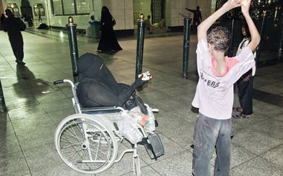 حافظة القرآن تتحدى الشلل 17 عاما  وتقتحم الأرصفة للوصول للمسجد النبوي