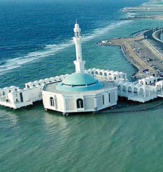 مسجد الأسماء الثلاثة يبهر زوار جدة