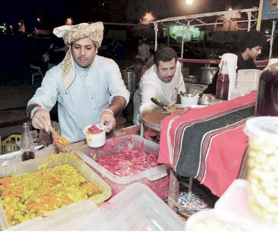 «البليلة» .. تفنن في الخلطات لجذب الزبائن