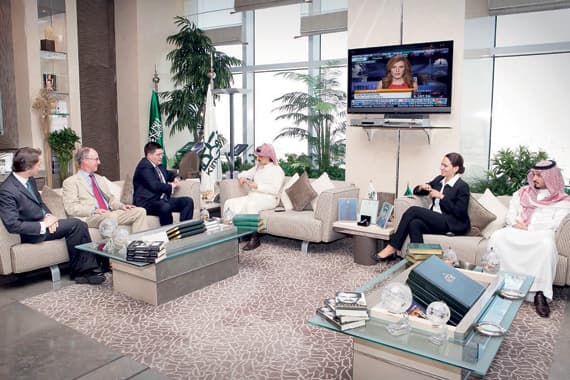 الوليد بن طلال يستقبل وفدا بريطانيا