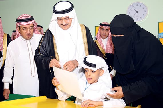 أمير الرياض يدعو إلى التوسع في دعم برنامج دمج الأطفال المعوقين  في مدارس التعليم العام