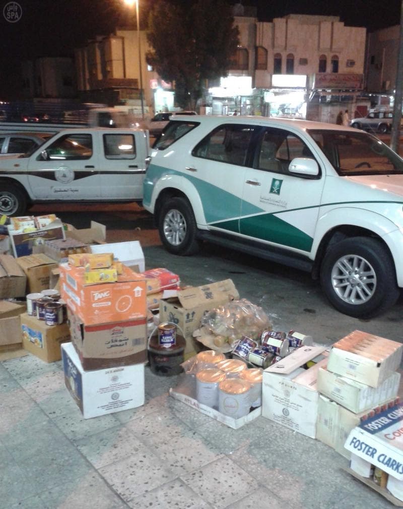 "التجارة" تتصدى لتصريف 6 ألآف سلعة غذائية فاسدة  في المدينة