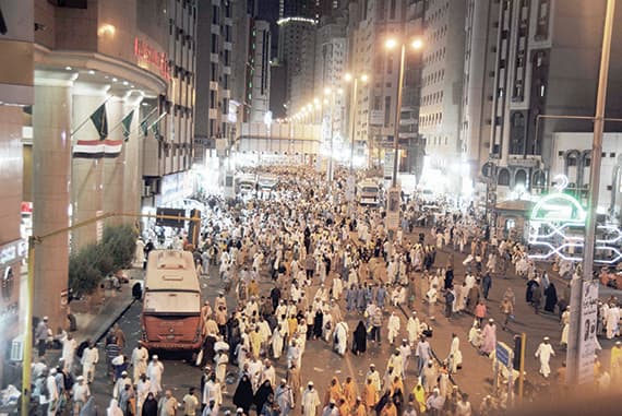 شارع إبراهيم الخليل بجوار الحرم المكي بعد صلاة التراويح.