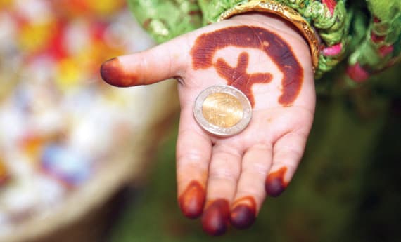 نقش الحناء و«الجلابيات» يعيدان أطفال الرياض للموروث الشعبي