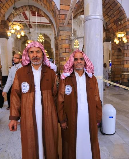 زي جديد "بني اللون" للمطوفين بالمسجد الحرام