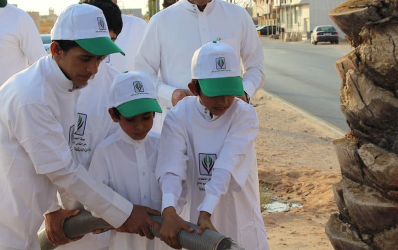 "تطوعي النظيم" يطلق مبادرة "باسقة" لسقي نخيل الحي المهمل
