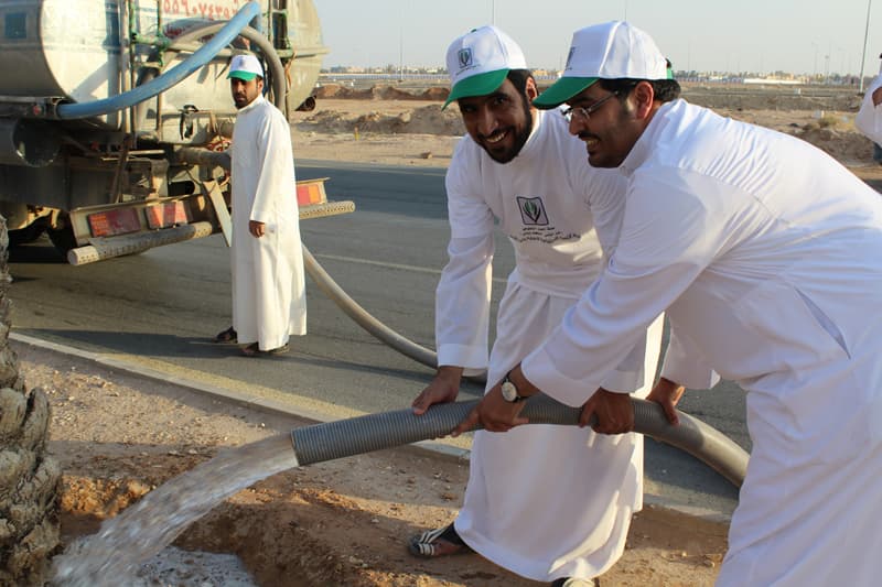 "تطوعي النظيم" يطلق مبادرة "باسقة" لسقي نخيل الحي المهمل