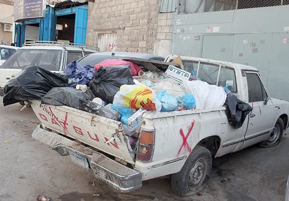 السيارات المتهالكة تتحوّل إلى مكبّ للنفايات وسط أحياء الرياض