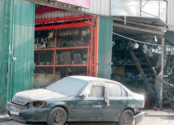 السيارات المتهالكة تتحوّل إلى مكبّ للنفايات وسط أحياء الرياض