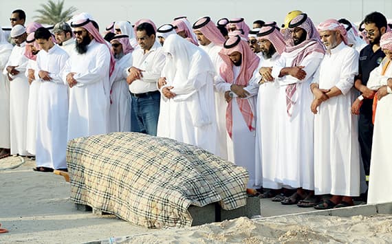 جمع كبير يشيّع مريض السمنة «ماجد الدوسري» إلى مثواه الأخير