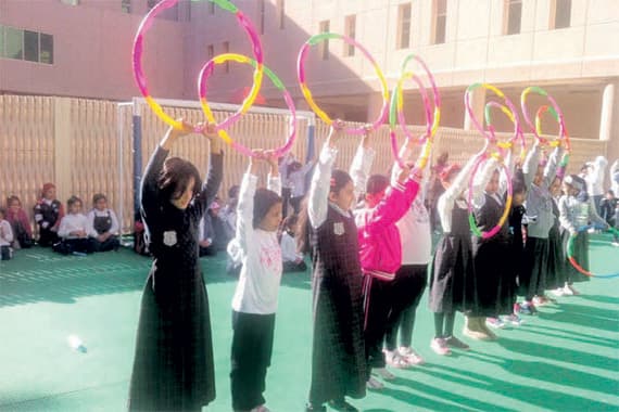 مدارس أهلية تلزم الطالبات بلبس الزي الرياضي تحت «المريول»