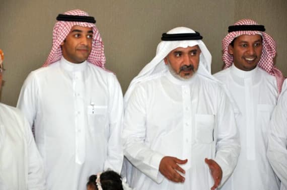 شاب سعودي يبارك أعماله بتدشين والدته لمقر منشآته التجارية