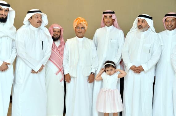 شاب سعودي يبارك أعماله بتدشين والدته لمقر منشآته التجارية