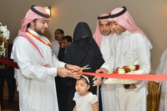 شاب سعودي يبارك أعماله بتدشين والدته لمقر منشآته التجارية
