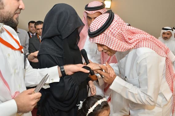 شاب سعودي يبارك أعماله بتدشين والدته لمقر منشآته التجارية