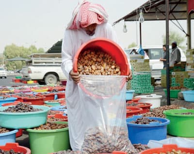 تكدس التمور في سوق حائل .. والمزارعون: التسويق ضعيف