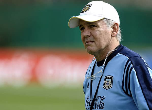 سابيلا يبدي حزنه الشديد للإصابات التي تطارد لاعبي المنتخب الأرجنتيني