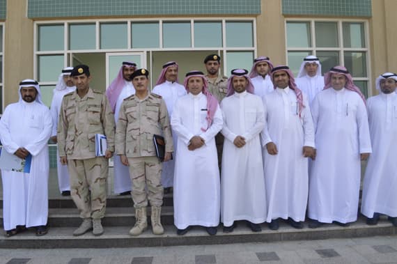 وفد من قيادة القوات البحرية يزور الكلية التقنية في الرياض