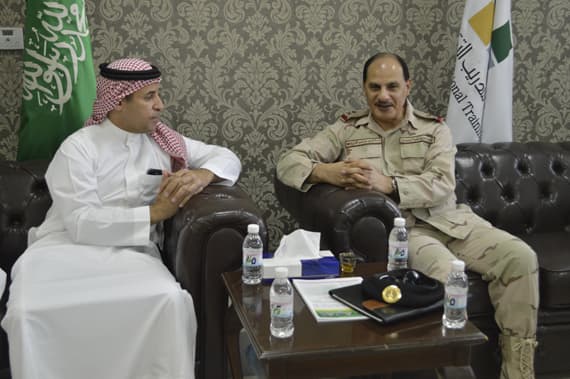 وفد من قيادة القوات البحرية يزور الكلية التقنية في الرياض