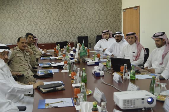 وفد من قيادة القوات البحرية يزور الكلية التقنية في الرياض