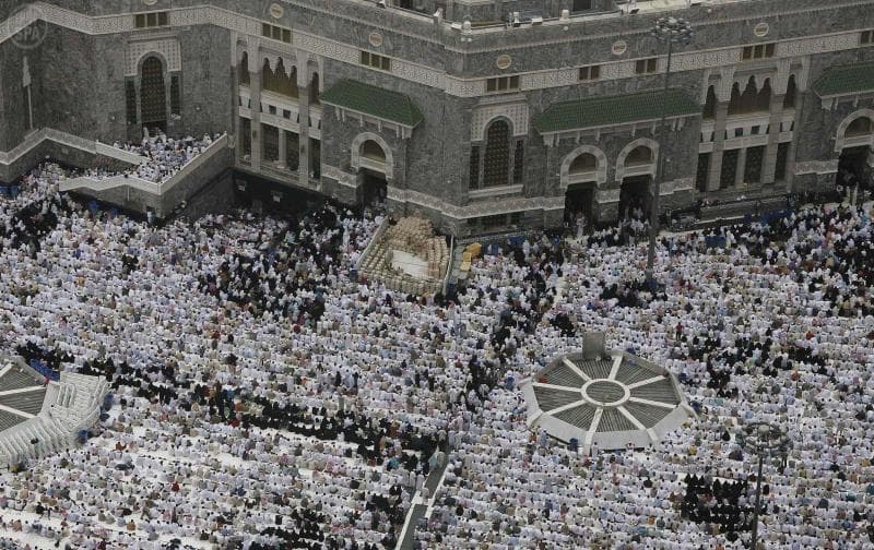 ضيوف الرحمن يتوافدون لأداء صلاة الجمعة في المسجد الحرام