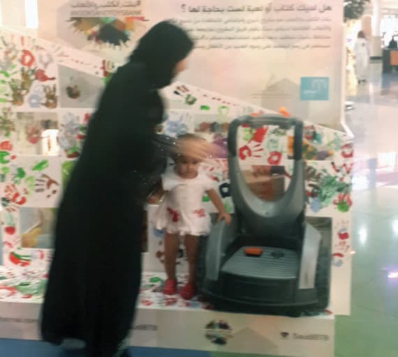 فتاة تؤسس بنكاً للكتب والألعاب لأول مرة في السعودية