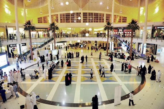 الأسواق والمدن الترفيهية تجذب العوائل والشباب في العيد