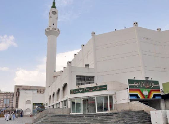 حجاج يخلطون بين مسجد بلال التاريخي وآخر في سوق تجاري