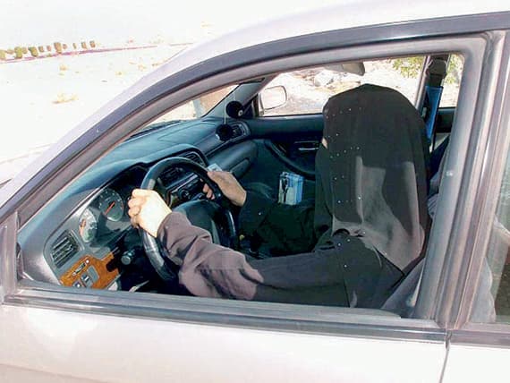 منع مطاردة الدوريات لـ «سائقات السيارات» حال هروبهن