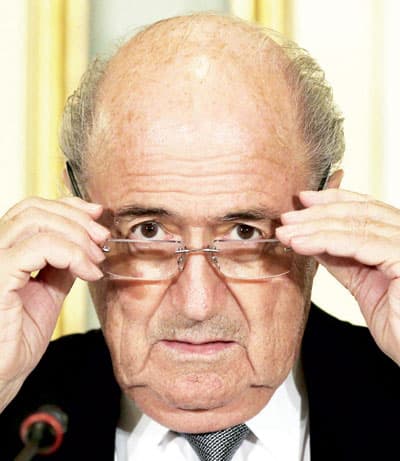 بلاتر: مونديال 2022 قطري .. صيفاً أو شتاء