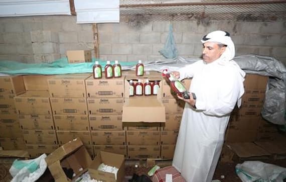 "التجارة" تطيح بمقلدي ديتول وفيري وتصادر 48 ألف عبوة