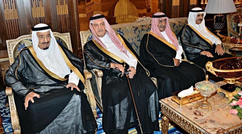 الملك يبحث مع الرئيس اللبناني مجمل الأحداث والتطورات الإقليمية والدولية
