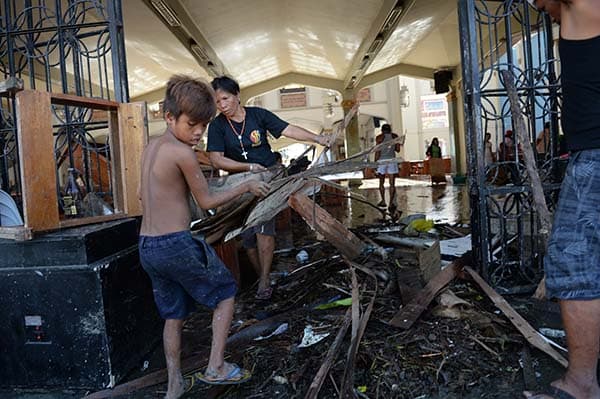 ناجون يفرون من الظروف القاسية في الفلبين