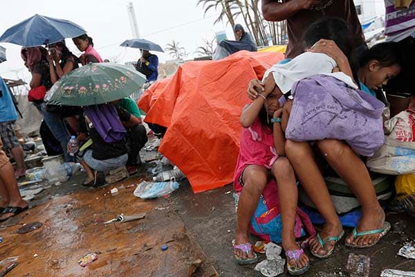 ناجون يفرون من الظروف القاسية في الفلبين