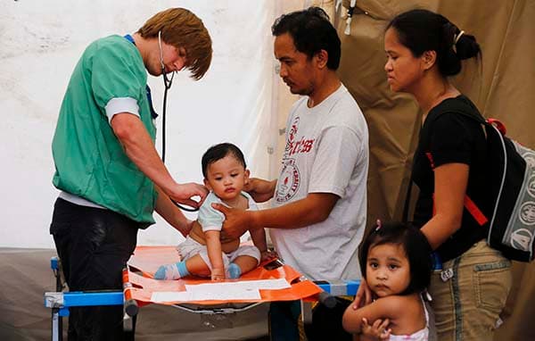 ناجون يفرون من الظروف القاسية في الفلبين